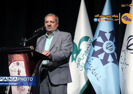 باید بسته کامل و محکم هویتی مبتنی بر زبان و ادب فارسی و مفاخر ارزشمند و تمدنی جمهوری اسلامی ایران طراحی شود