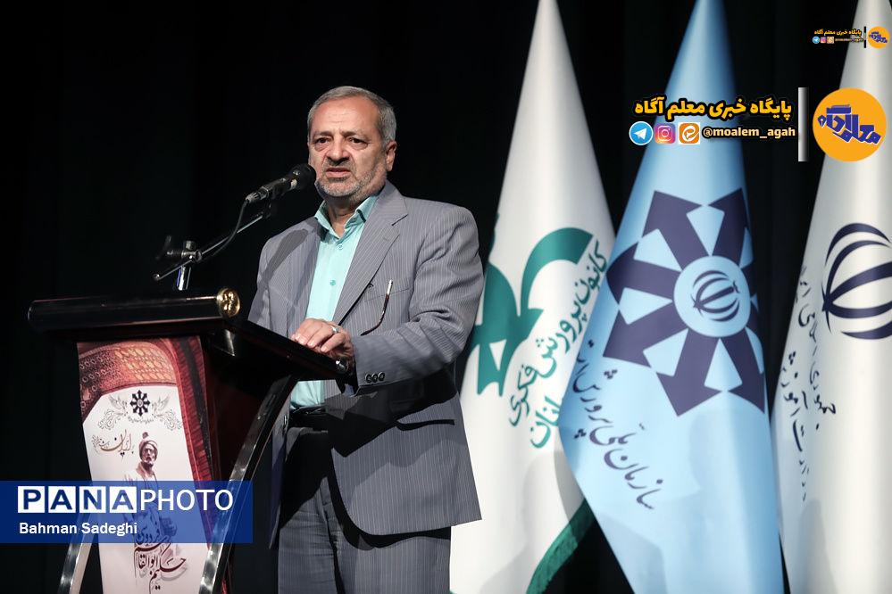 باید بسته کامل و محکم هویتی مبتنی بر زبان و ادب فارسی و مفاخر ارزشمند و تمدنی جمهوری اسلامی ایران طراحی شود