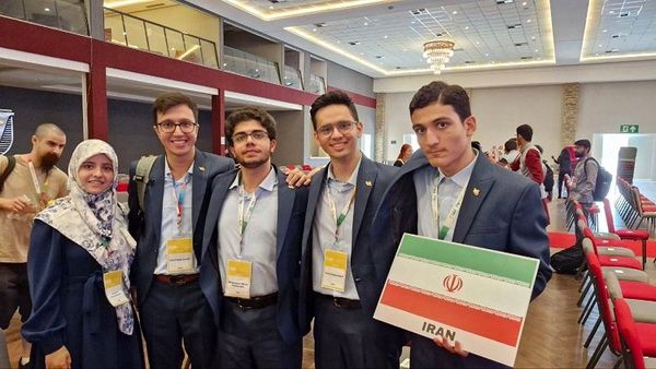 آگاه معلم: سرگذشت قهرمانی؛ ۵ منجم کوچک ایران چگونه بر بام جهان ایستادند؟