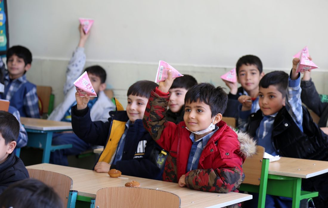 معلم آگاه: ‌طرح توزیع شیر رایگان دانش‌آموزی با حمایت دولت چهاردهم اجرا می‌شود