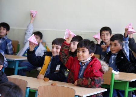 معلم آگاه: ‌طرح توزیع شیر رایگان دانش‌آموزی با حمایت دولت چهاردهم اجرا می‌شود