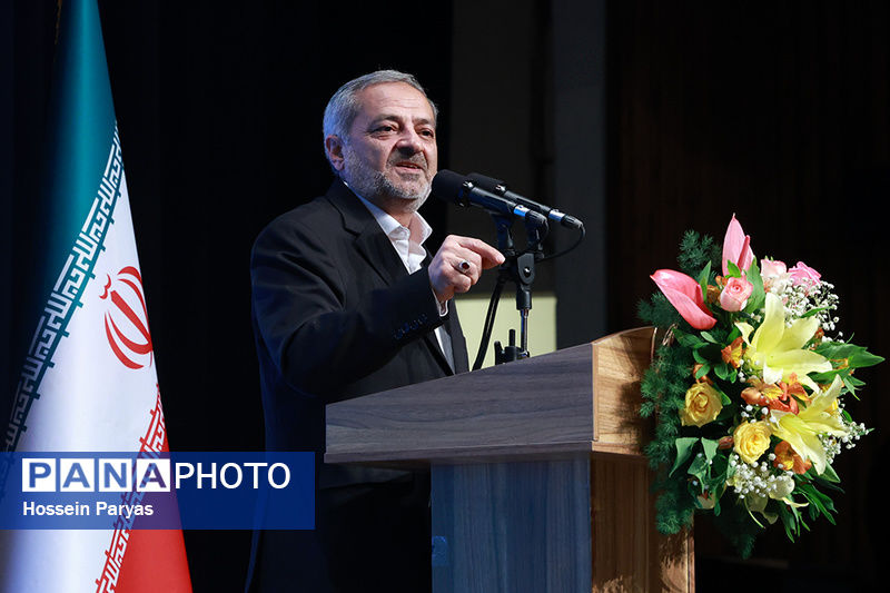 معلم آگاه: قول می‌دهم نظام تعلیم و تربیت را به صدر بنشانم