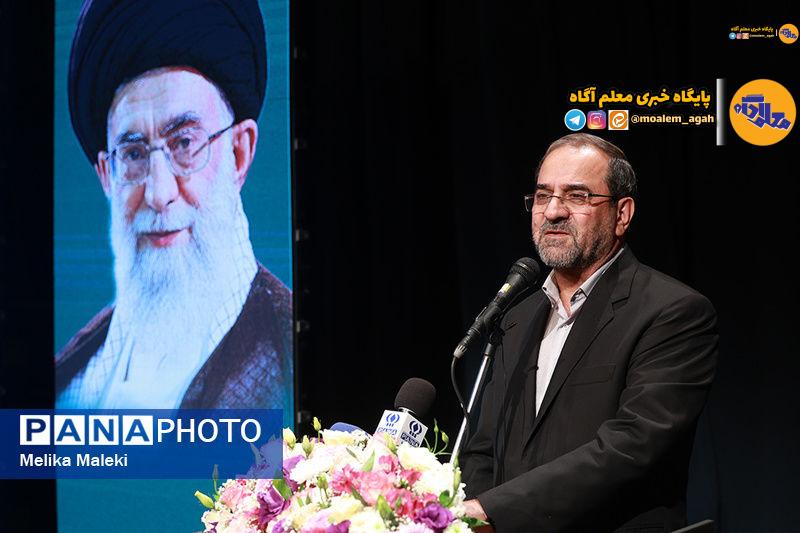 اولیا و مربیان دو عنصر اصلی تربیت فرزندان هستند و باید برای مقابله با آسیبهای اجتماعی مصمم باشند