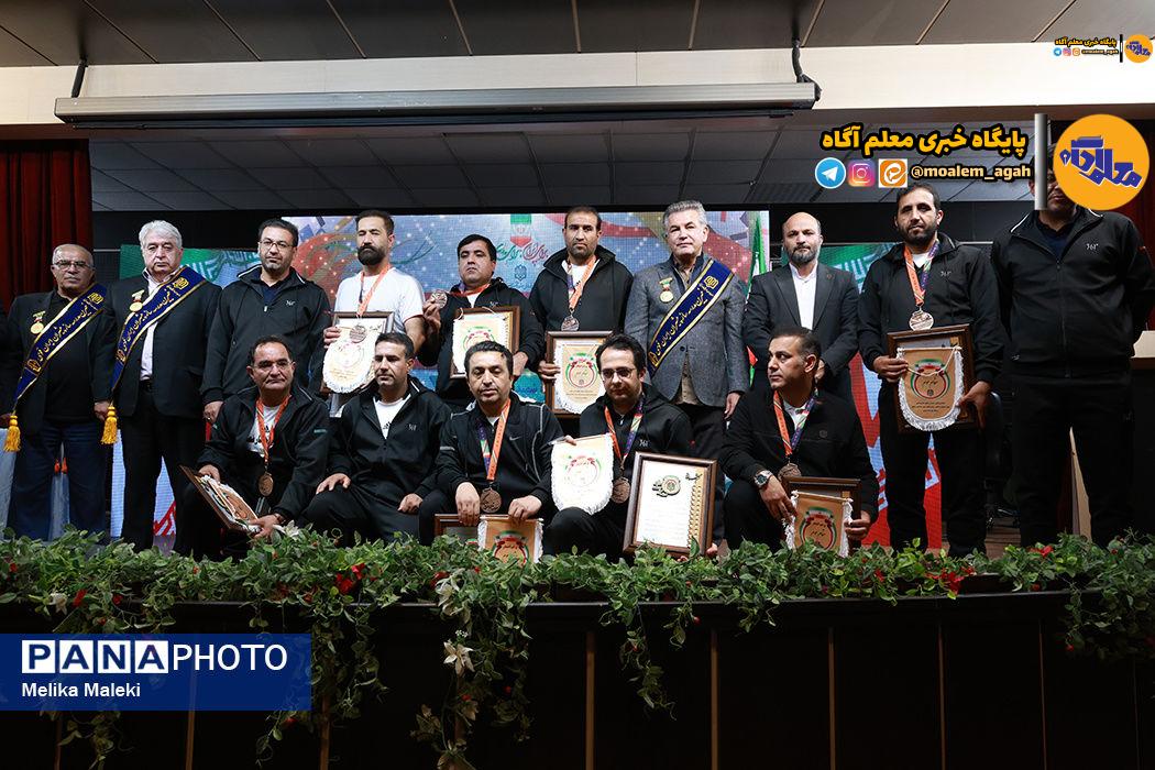 قهرمانان مسابقات کارکنان سازمان نوسازی مدارس تقدیر شدند