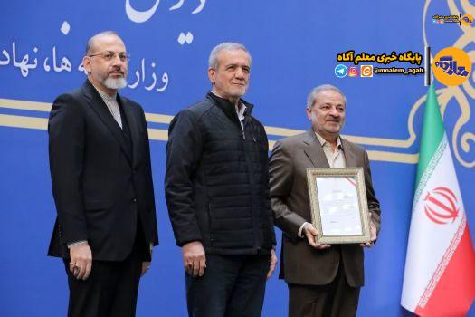 تجلیل از وزیر آموزش و پرورش به عنوان مدیر برتر دستگاه‌های اجرایی