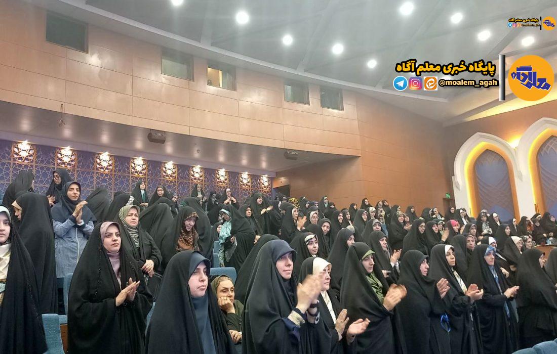 تکریم مقام معلم باید در جامعه فراگیر شود/ معلمان باید قدر جایگاه خود را بدانند چون آینده ایران اسلامی را می‌سازند